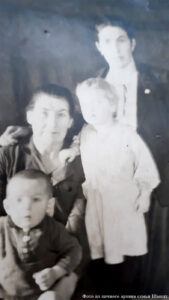 Бабушка Лиза с дочерью Эммой, её сыном Виталием и внучкой Эльвирой 1949 г.