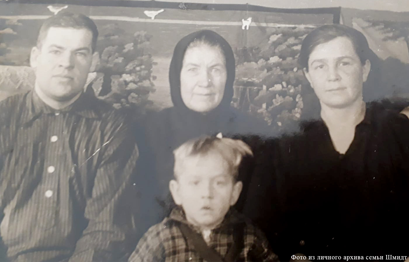 Бабушка Лиза, папа, мама и брат Александр